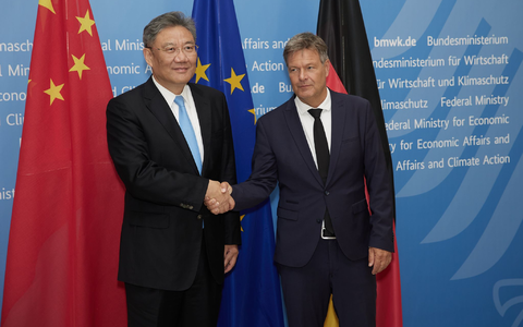 Wirtschaftsminister Robert Habeck (r) und der chinesische Handelsminister Wang Wentao in Berlin. - Foto: Joerg Carstensen/dpa Wirtschaftsminister Robert Habeck (r) und der chinesische Handelsminister Wang Wentao in Berlin. - Foto: Joerg Carstensen/dpa