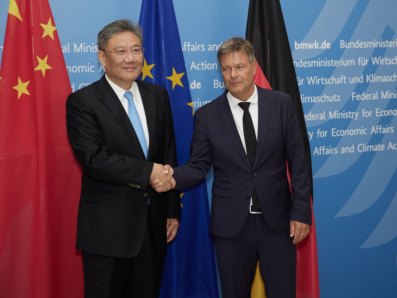 Wirtschaftsminister Robert Habeck (r) und der chinesische Handelsminister Wang Wentao in Berlin. - Foto: Joerg Carstensen/dpa