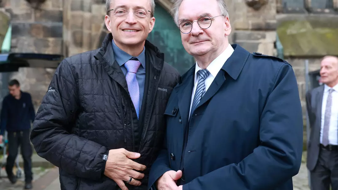 Da war der Fahrplan von Intel noch klarer: Pat Gelsinger und Reiner Haseloff bei einem Treffen in Magdeburg im Dezember 2022. - Bild: Peter Gercke/dpa