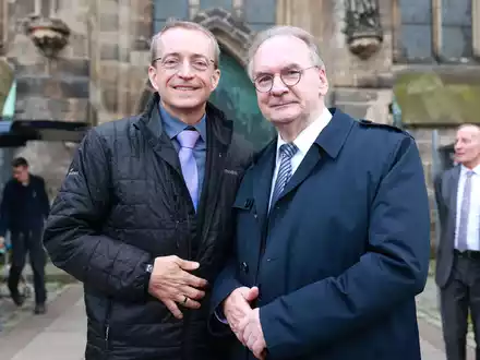 Da war der Fahrplan von Intel noch klarer: Pat Gelsinger und Reiner Haseloff bei einem Treffen in Magdeburg im Dezember 2022. - Foto: Peter Gercke/dpa