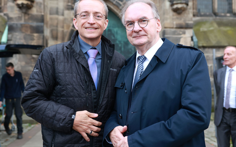 Da war der Fahrplan von Intel noch klarer: Pat Gelsinger und Reiner Haseloff bei einem Treffen in Magdeburg im Dezember 2022. - Foto: Peter Gercke/dpa