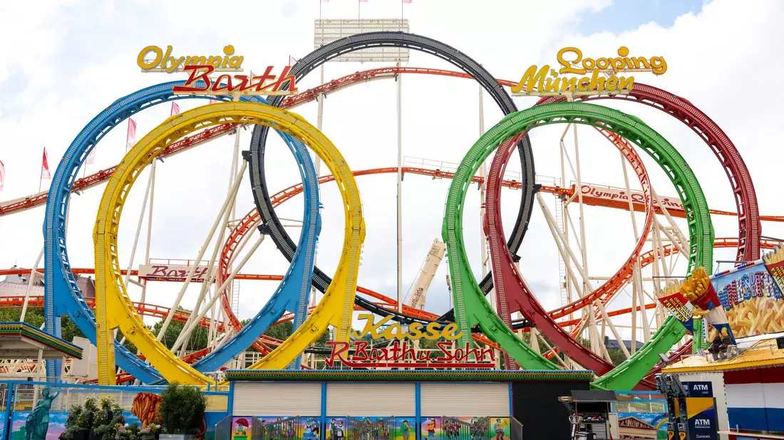 Ein tödlicher Arbeitsunfall am Olympia  Looping überschattete den Aufbau. (Archivfoto)  - Bild: Lennart Preiss/dpa