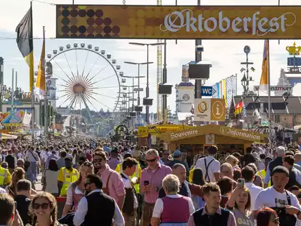 Wie voll ist zu voll? Münchens Wiesn-Chef will keine Jagd auf Besucherrekorde (Archivbild). - Foto: Peter Kneffel/dpa