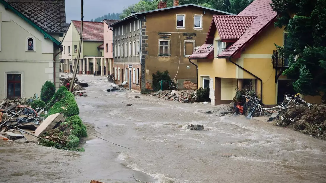 In Polen ist die Lage in den Überschwemmungsgebieten noch angespannt. - Bild: Maciej Krysinski/KG PSP/State Fire Service of Poland/AP/dpa
