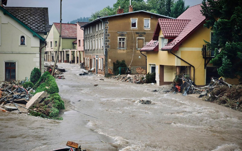 In Polen ist die Lage in den Überschwemmungsgebieten noch angespannt. - Foto: Maciej Krysinski/KG PSP/State Fire Service of Poland/AP/dpa