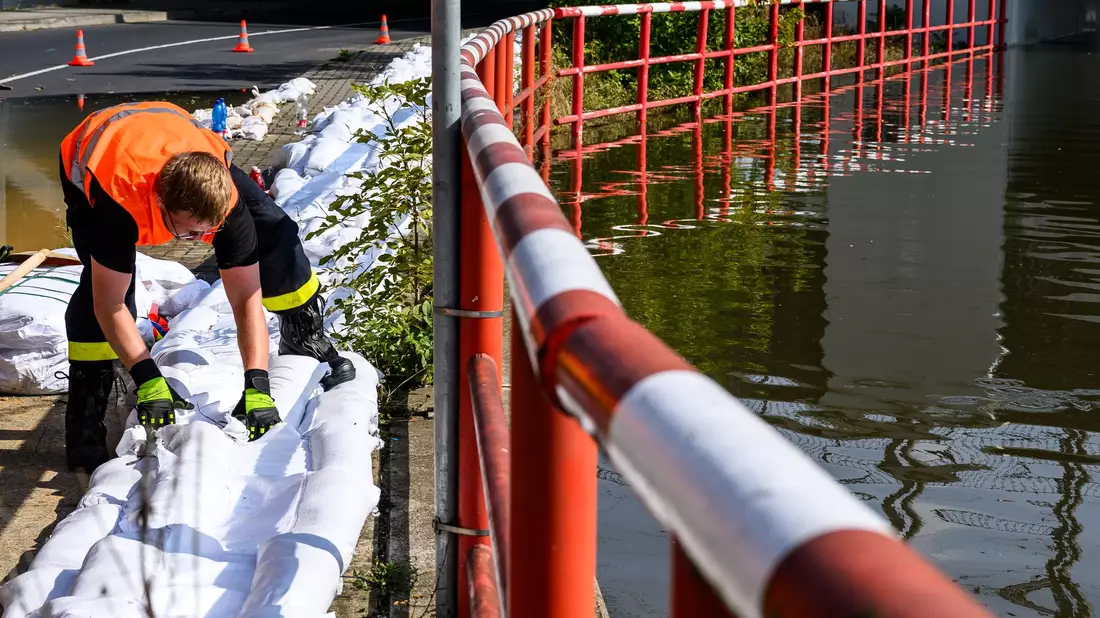 In Tschechien kämpfen Einsatzkräfte gegen die Folgen des Hochwassers. - Bild: Hájek Ondøej/CTK/dpa