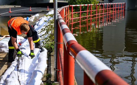 In Tschechien kämpfen Einsatzkräfte gegen die Folgen des Hochwassers. - Foto: Hájek Ondøej/CTK/dpa