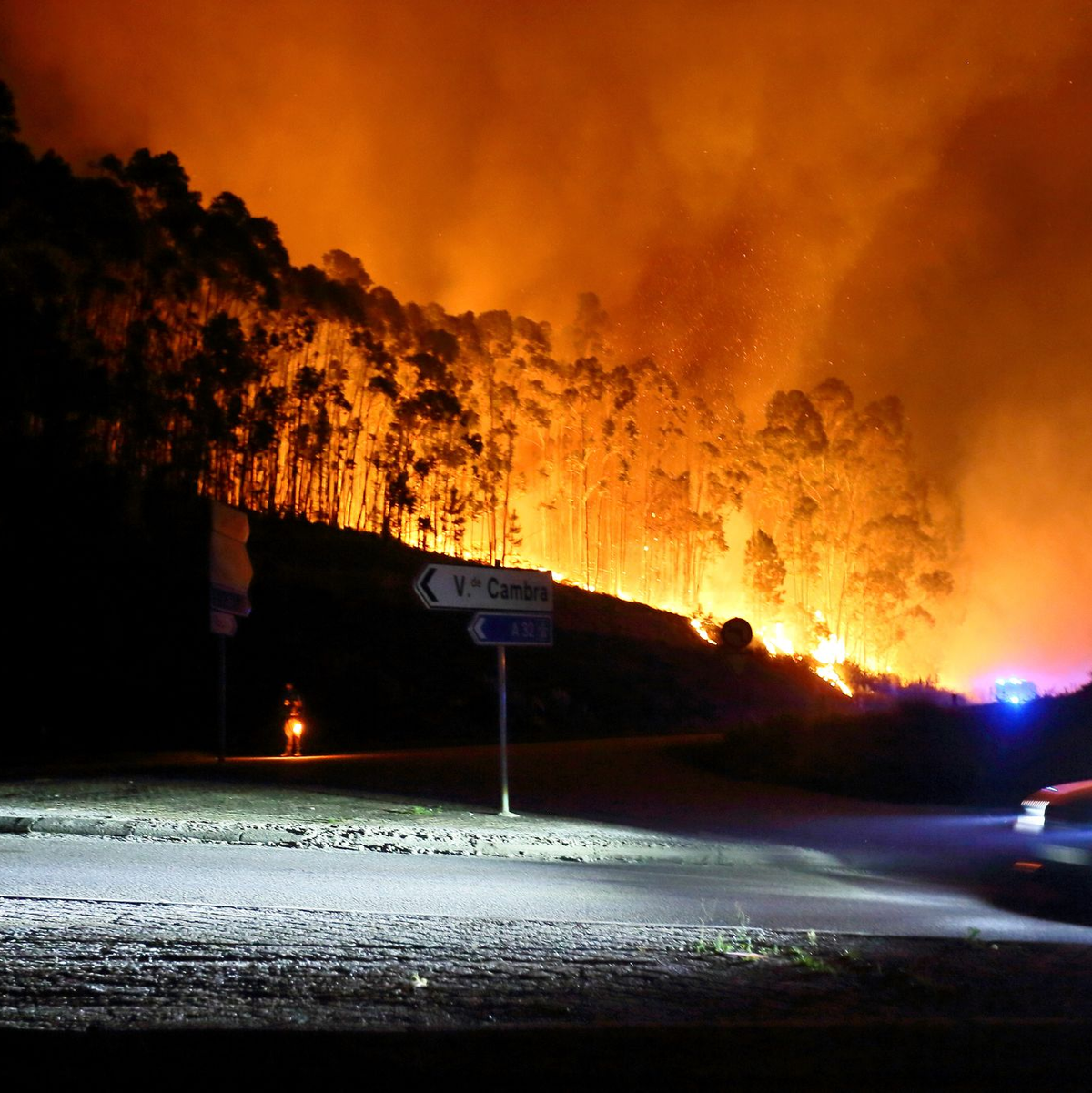 Weniger Wind, steigende Luftfeuchtigkeit und vor allem die Ankündigung von Regen machten den Menschen Hoffnung auf ein Ende der vielen Brände. - Foto: Bruno Fonseca/AP/dpa