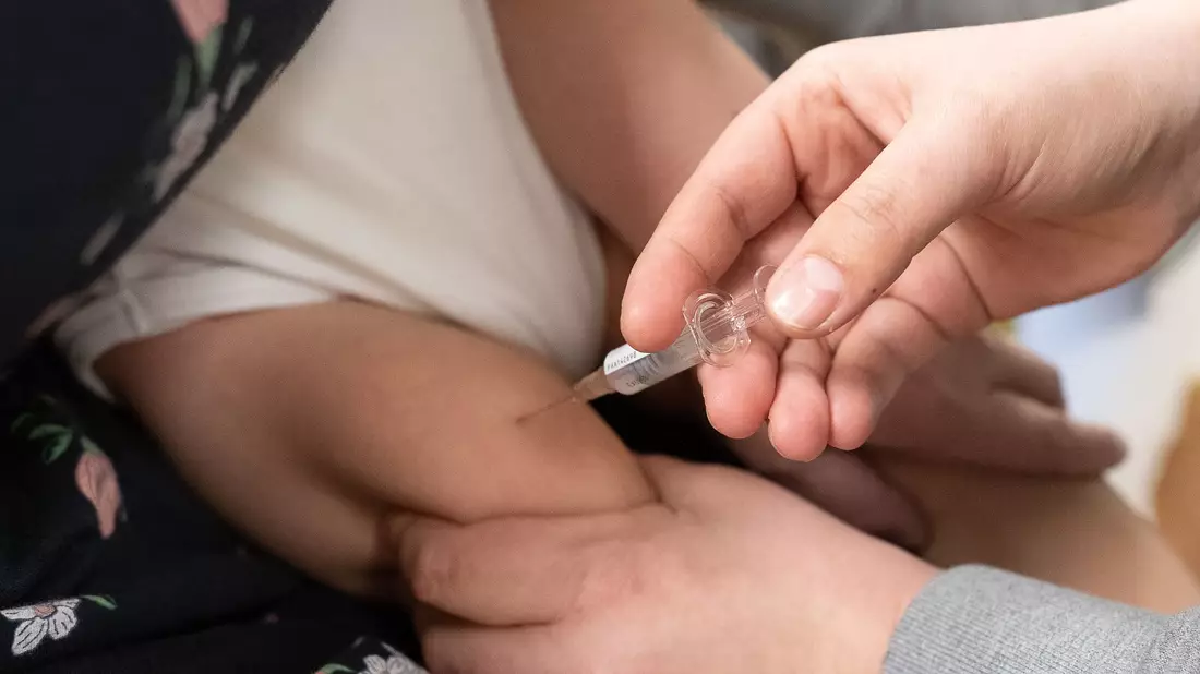 Eine Kinderärztin impft in einem Behandlungszimmer ihrer Kinderpraxis einen Säugling gegen das Respiratorische Synzytial-Virus (RSV). (Archivbild) - Bild: Swen Pförtner/dpa
