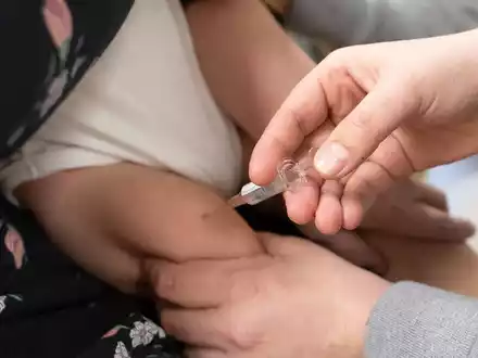 Eine Kinderärztin impft in einem Behandlungszimmer ihrer Kinderpraxis einen Säugling gegen das Respiratorische Synzytial-Virus (RSV). (Archivbild) - Foto: Swen Pförtner/dpa