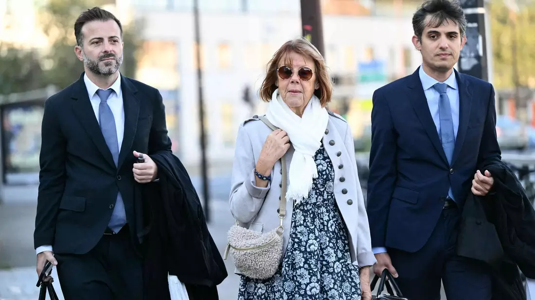 Jeden Tag kommen Dutzende Menschen ins Gericht, um Gisèle Pelicot zu unterstützen. - Bild: Christophe Simon/AFP/dpa