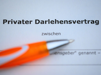 Darlehensverträge auf offener Bühne im Internet?   - Foto: Jonas Walzberg/dpa