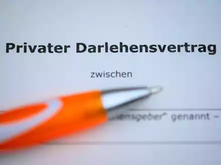Darlehensverträge auf offener Bühne im Internet?   - Foto: Jonas Walzberg/dpa