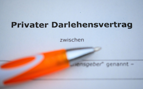 Darlehensverträge auf offener Bühne im Internet?   - Foto: Jonas Walzberg/dpa