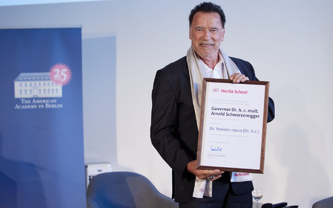 Arnold Schwarzenegger bekommt von Cornelia Woll und Robert Habeck die Ehrendoktorwürde überreicht. - Foto: Joerg Carstensen/dpa Arnold Schwarzenegger bekommt von Cornelia Woll und Robert Habeck die Ehrendoktorwürde überreicht. - Foto: Joerg Carstensen/dpa