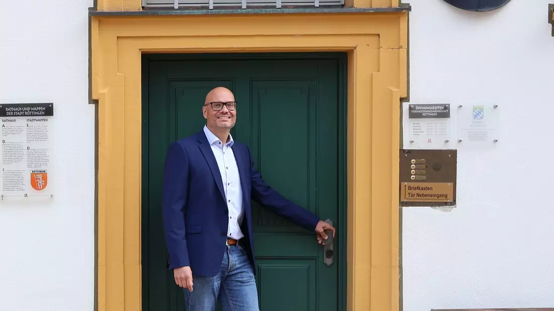 Stand zwar nicht auf dem Wahlzettel, aber wurde gewählt: Bürgermeister Romstöck. - Bild: D. Mitnacht/Stadt Röttingen/dpa