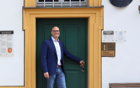 Stand zwar nicht auf dem Wahlzettel, aber wurde gewählt: Bürgermeister Romstöck. - Foto: D. Mitnacht/Stadt Röttingen/dpa