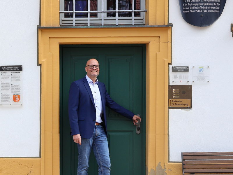 Stand zwar nicht auf dem Wahlzettel, aber wurde gewählt: Bürgermeister Romstöck. - Foto: D. Mitnacht/Stadt Röttingen/dpa