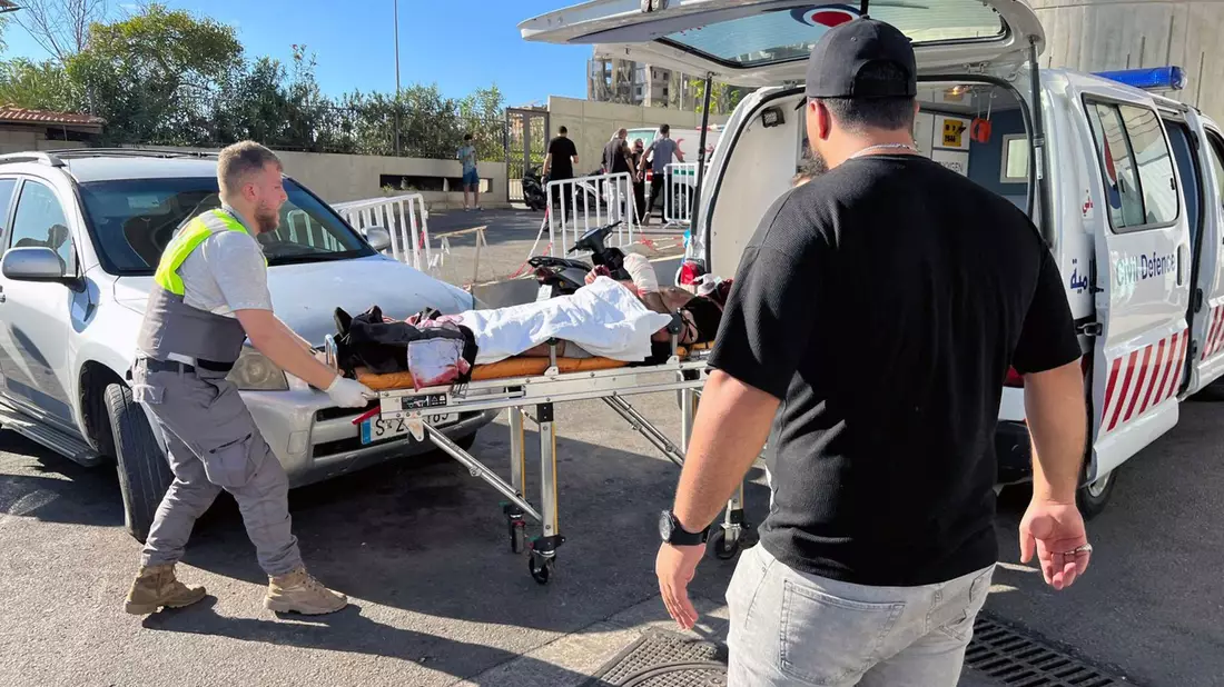 Wer oder was die Explosionen verursachte, ist noch unklar - der Verdacht fällt auf Israel.  - Bild: Hussein Malla/AP/dpa