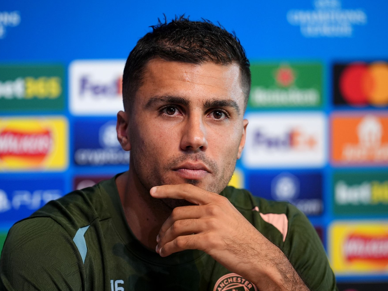 Spaniens Europameister Rodri warnt vor Überbelastung der Fußballprofis. - Foto: Martin Rickett/PA Wire/dpa