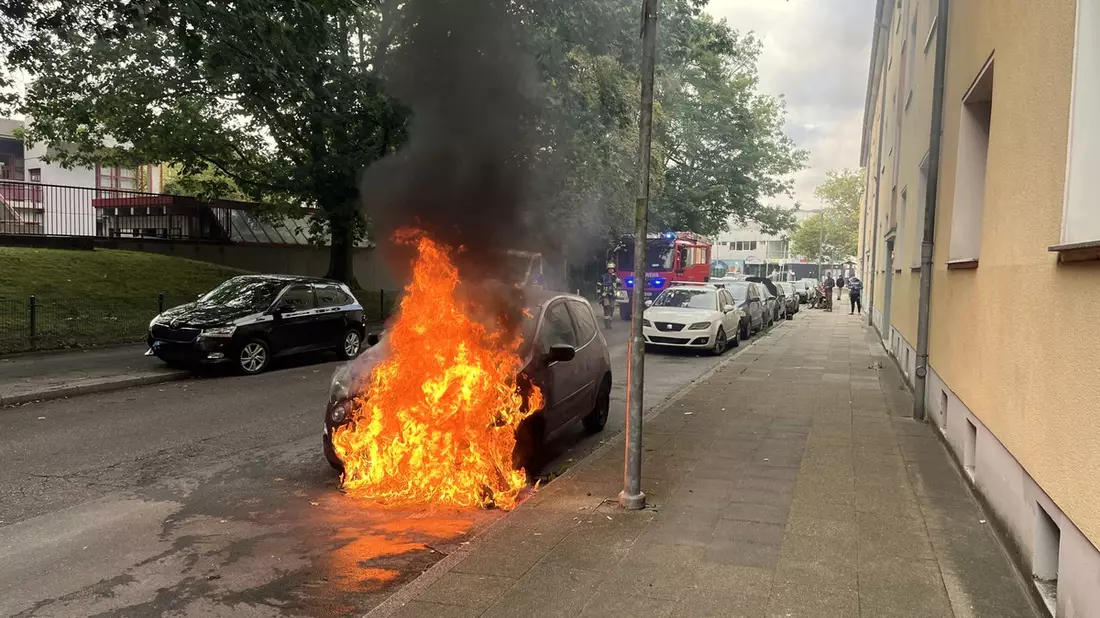 FW-E: Feuerwehr Essen im Einsatz: Pkw-Brand in der Hannah-Arendt-Straße - Bild: presseportal.de