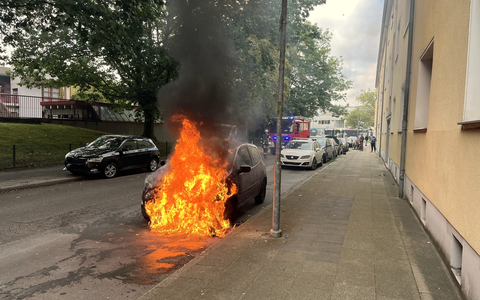 FW-E: Feuerwehr Essen im Einsatz: Pkw-Brand in der Hannah-Arendt-Straße - Foto: presseportal.de
