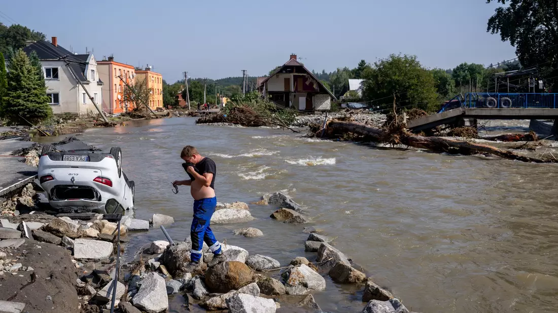 In Tschechien rechnen Experten mit hohen Hochwasser-Schäden. - Bild: Deml Ondrej/CTK/dpa