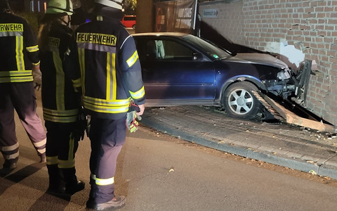 FW Celle: PKW fährt gegen Wand! - Foto: presseportal.de
