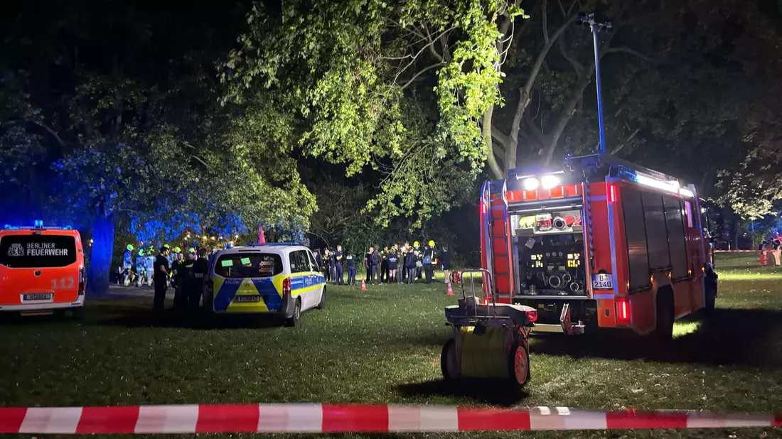 Die Feuerwehr rückte mit einem Großaufgebot an. - Bild: Dominik Totaro/dpa