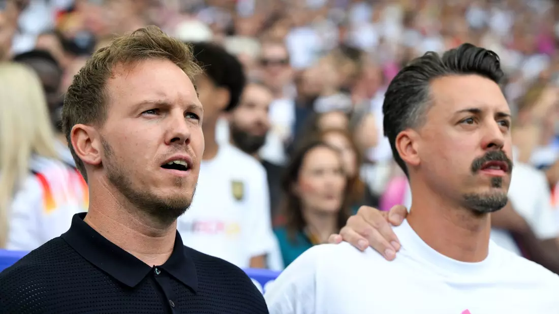 Beim Abspielen der Nationalhymne muss Julian Nagelsmann manchmal mit den Tränen kämpfen. - Bild: Federico Gambarini/dpa