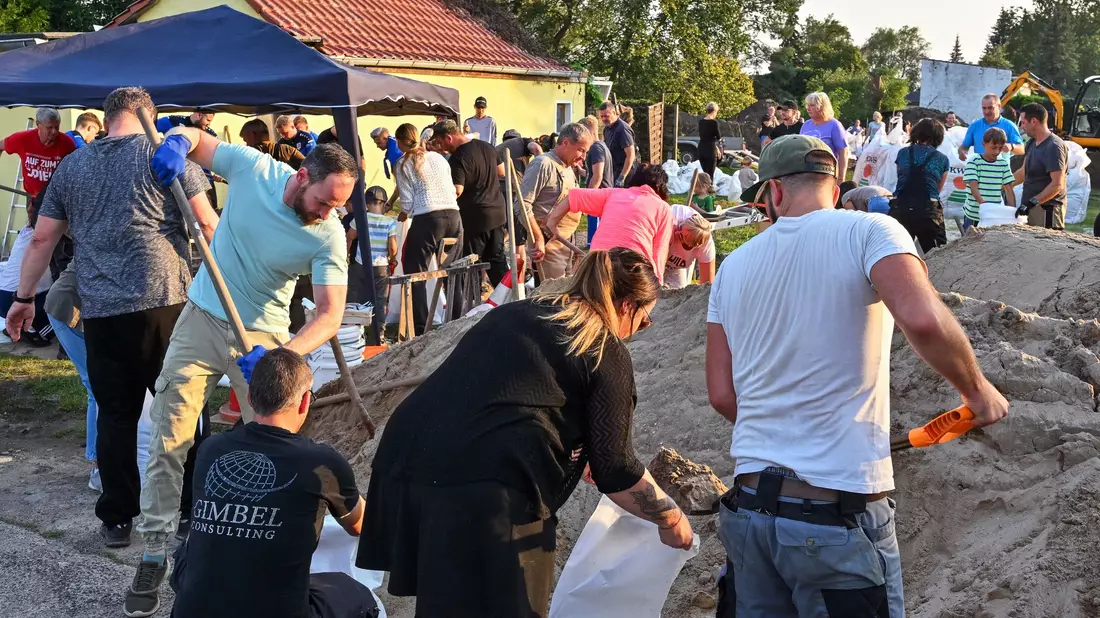 Brandenburg rüstet sich für ein mögliches Hochwasser. (Foto aktuell) - Bild: Patrick Pleul/dpa