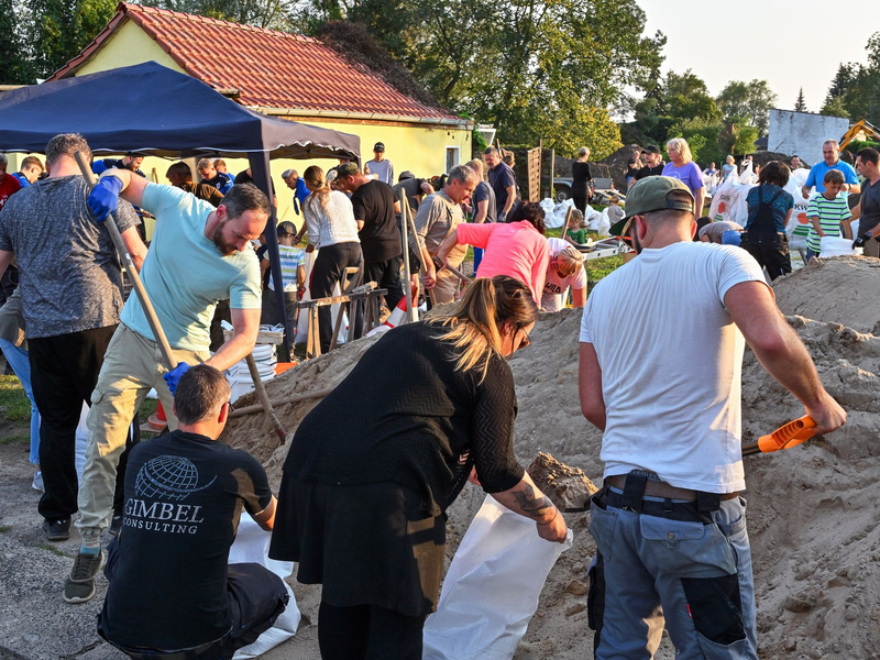 Schreckmoment in Eisenhüttenstadt: In einem Stadtteil wurde in der Nacht ein Sandsack-Wall unterspült, die Feuerwehr musste rasch reagieren. - Foto: Patrick Pleul/dpa