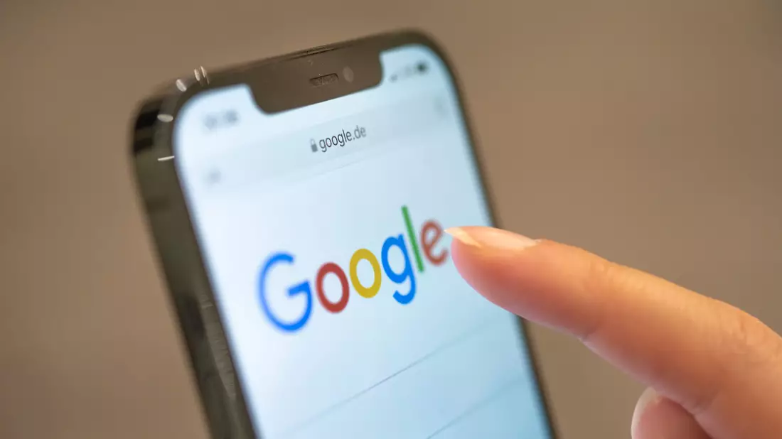 Hunderte Suchergebnisse zu den privaten Aufnahmen hat Google bereits gelöscht. (Symbolbild) - Bild: Mohssen Assanimoghaddam/dpa
