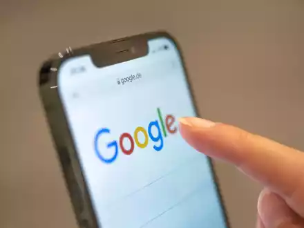 Hunderte Suchergebnisse zu den privaten Aufnahmen hat Google bereits gelöscht. (Symbolbild) - Foto: Mohssen Assanimoghaddam/dpa