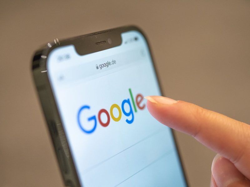 Hunderte Suchergebnisse zu den privaten Aufnahmen hat Google bereits gelöscht. (Symbolbild) - Foto: Mohssen Assanimoghaddam/dpa