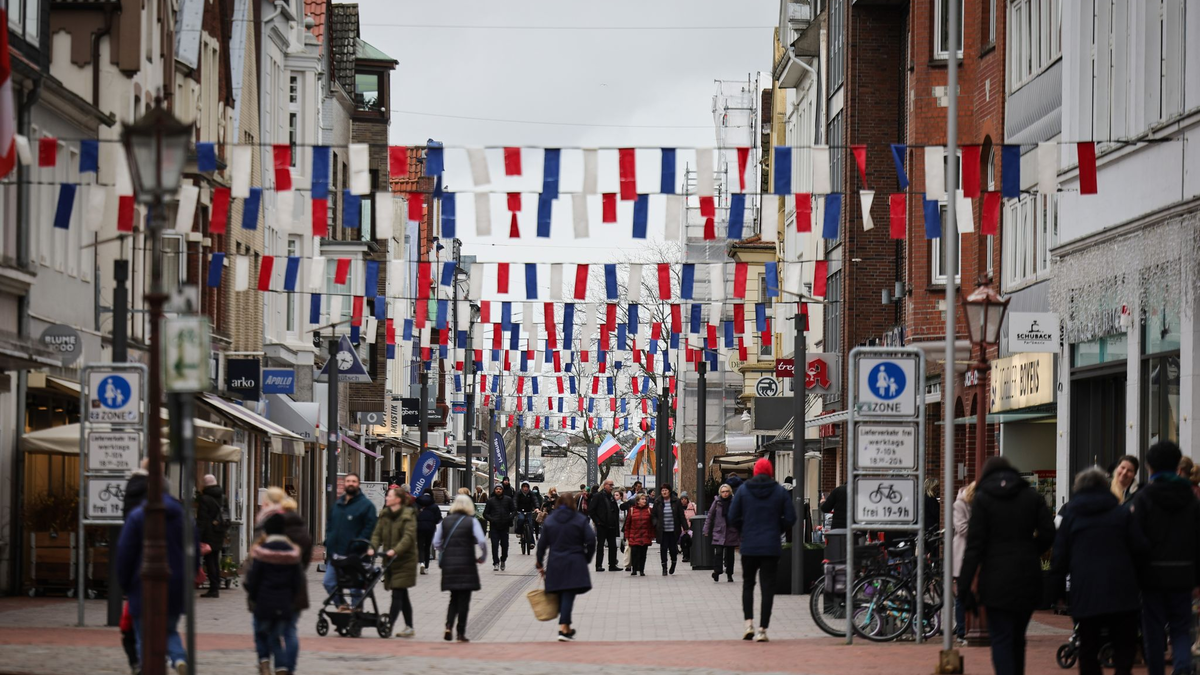 Viele Menschen in Deutschland kaufen in Klein- und Mittelstädten ein. - Foto: Christian Charisius/dpa