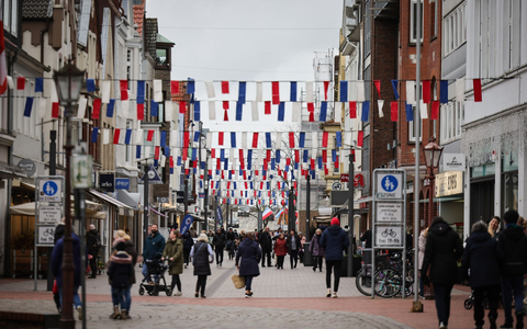 Viele Menschen in Deutschland kaufen in Klein- und MittelstÀdten ein. - Foto: Christian Charisius/dpa Viele Menschen in Deutschland kaufen in Klein- und MittelstÀdten ein. - Foto: Christian Charisius/dpa