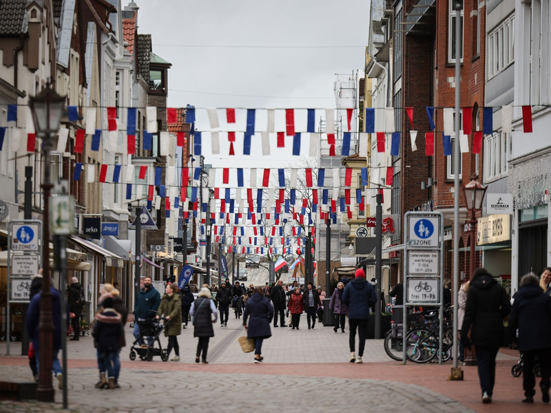 Viele Menschen in Deutschland kaufen in Klein- und Mittelstädten ein. - Foto: Christian Charisius/dpa