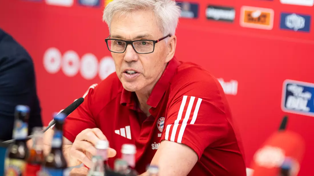Gordon Herbert geht mit den Bayern-Basketballern als Favorit in die neue Saison. - Bild: Lukas Barth/dpa
