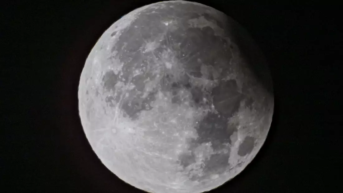 Eine partielle Mondfinsternis, bei der 9,1 Prozent des Mondes verdeckt waren. - Bild: Patrick Pleul/dpa