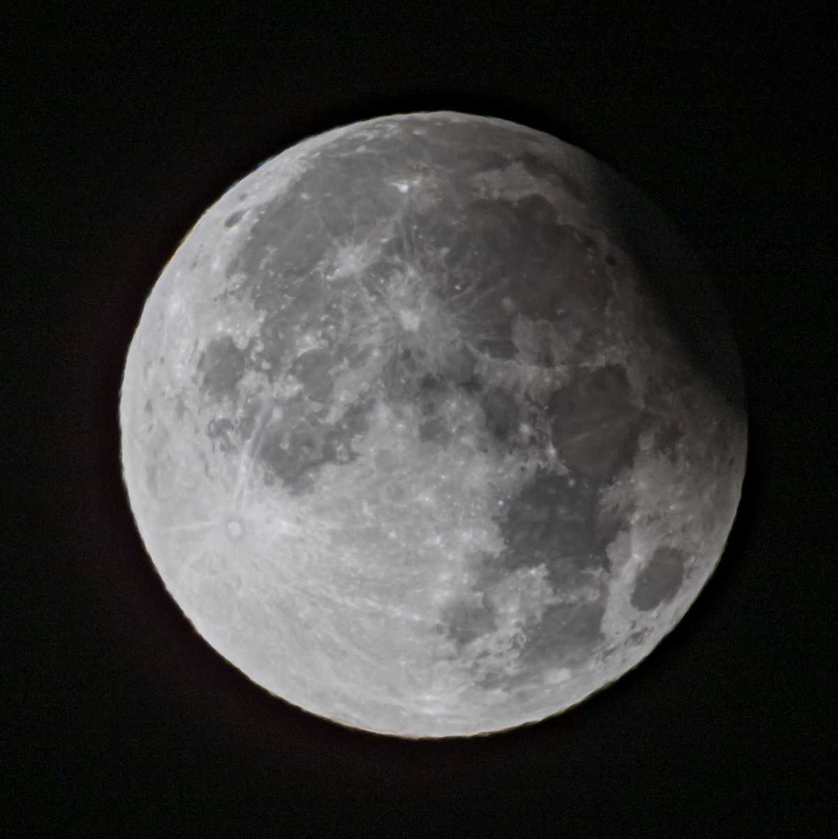 Die Mondscheibe war rechts oben verdunkelt. - Foto: Patrick Pleul/dpa