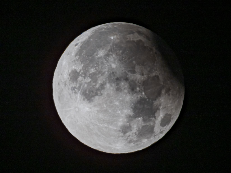 Die Mondscheibe war rechts oben verdunkelt. - Foto: Patrick Pleul/dpa