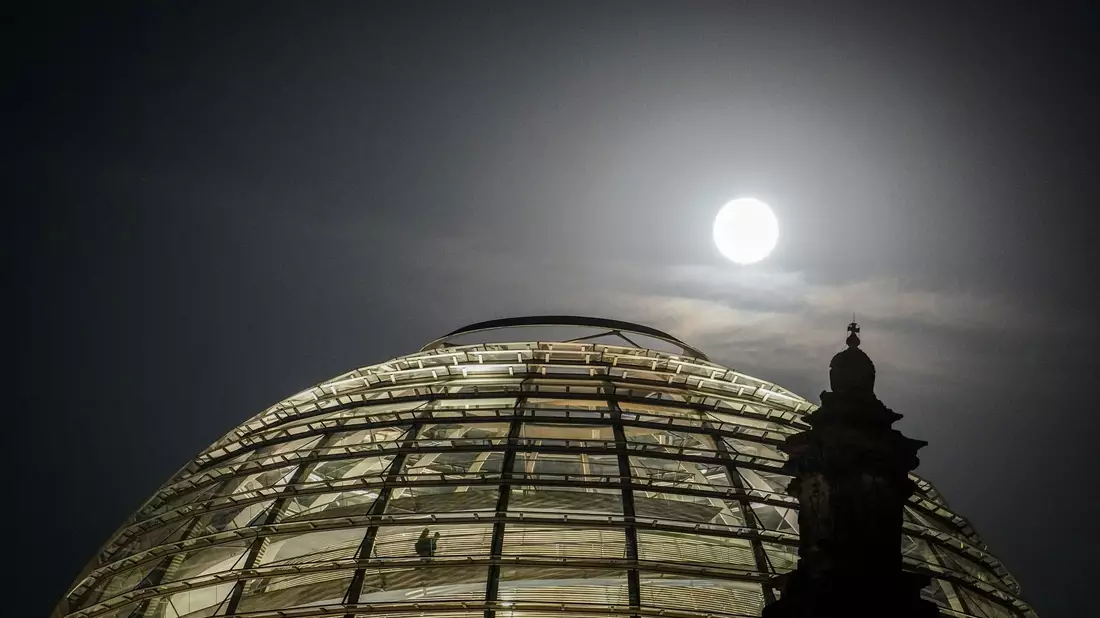 Der Vollmond leuchtete hell über der Kuppel des Reichstagsgebäudes. - Bild: Kay Nietfeld/dpa