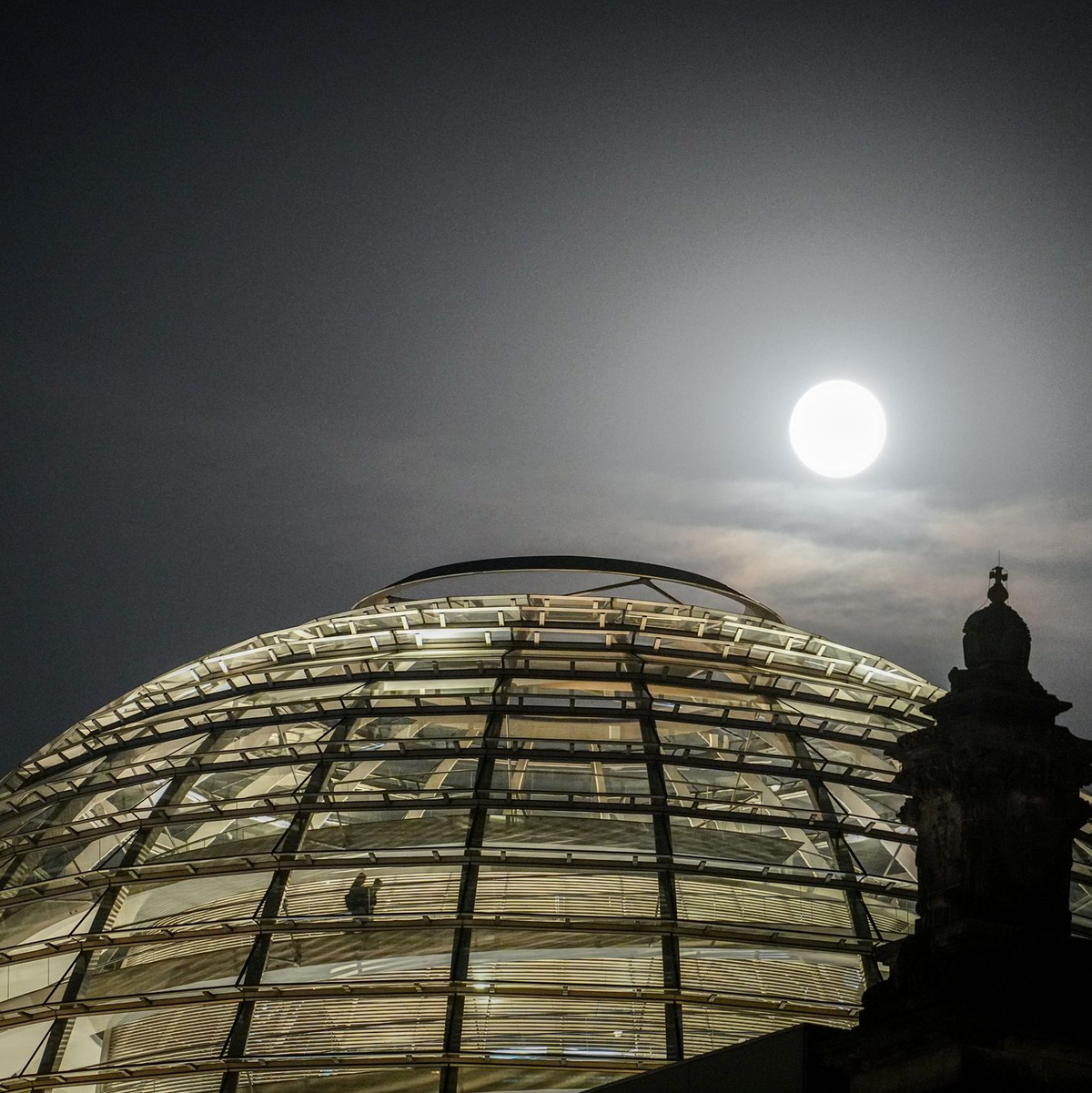 Der Vollmond leuchtete hell über der Kuppel des Reichstagsgebäudes. - Foto: Kay Nietfeld/dpa