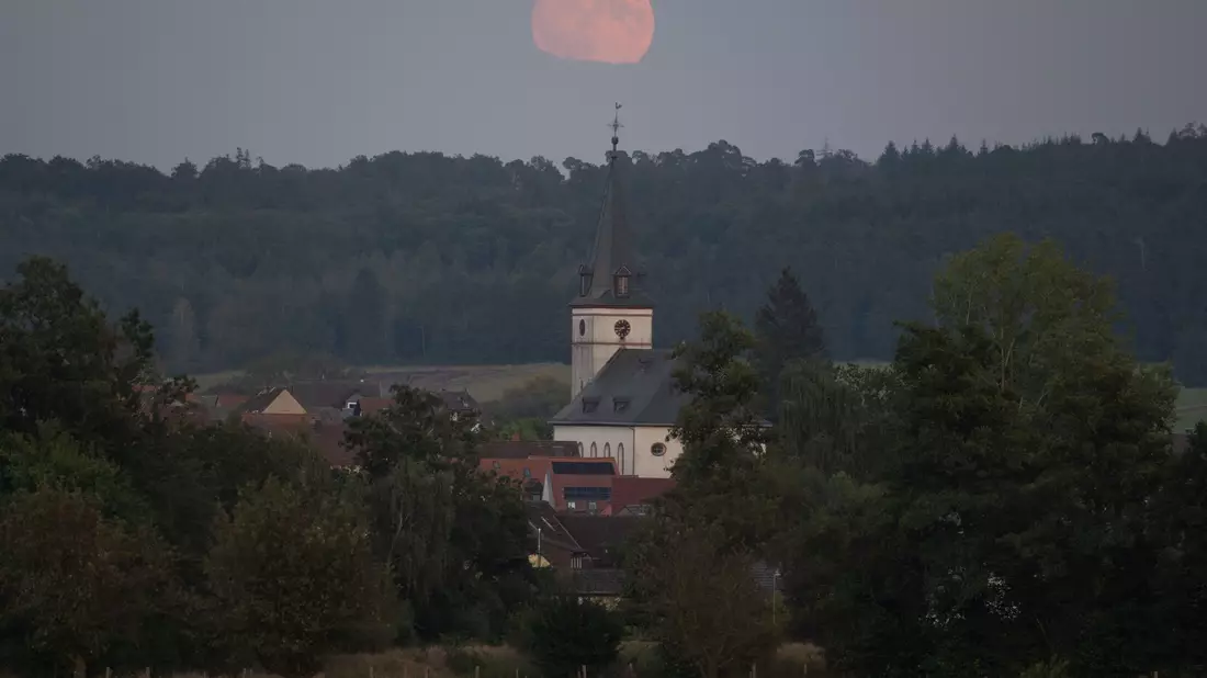 Wegen seiner nicht kreisrunden Umlaufbahn gab es einen Vollmond besonders nah an unserem Heimatplaneten - entsprechend wirkte er ungewöhnlich groß, wie am Abend hier im Taunus. - Bild: Boris Roessler/dpa