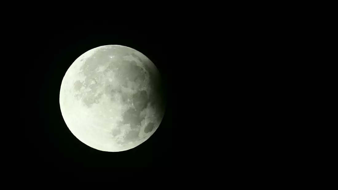 Die Wetteraussichten waren gut - und somit die Chancen auf eine gute Sicht auf den Mond. - Bild: Axel Seidemann/dpa