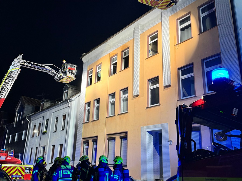 FW-GE: Feuerwehreinsatz in Gelsenkirchen-Schalke - Zwei Menschen sterben bei Wohnungsbrand - Foto: presseportal.de