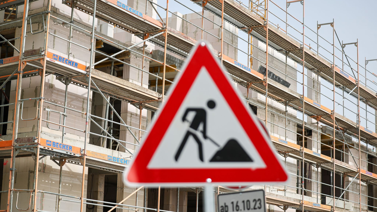 In Deutschland sind auch im Juli deutlich weniger neue Wohnungen genehmigt worden als im Vorjahresmonat. - Foto: Jan Woitas/dpa