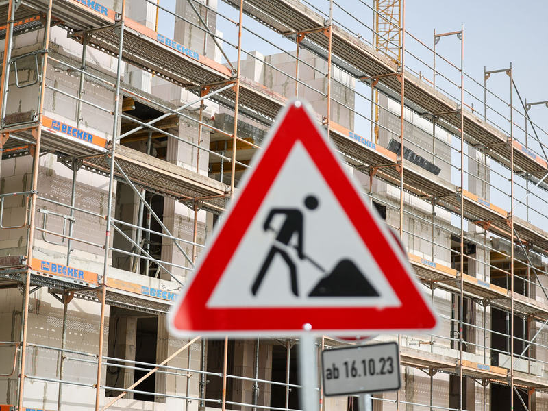 In Deutschland sind auch im Juli deutlich weniger neue Wohnungen genehmigt worden als im Vorjahresmonat. - Foto: Jan Woitas/dpa