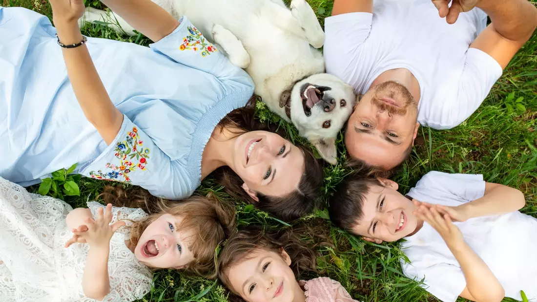 Kinder und Fellnasen - tierisch beste Freunde / PURINA-Studie: Hunde und Katzen können die soziale und emotionale Entwicklung von Kindern fördern - Bild: presseportal.de